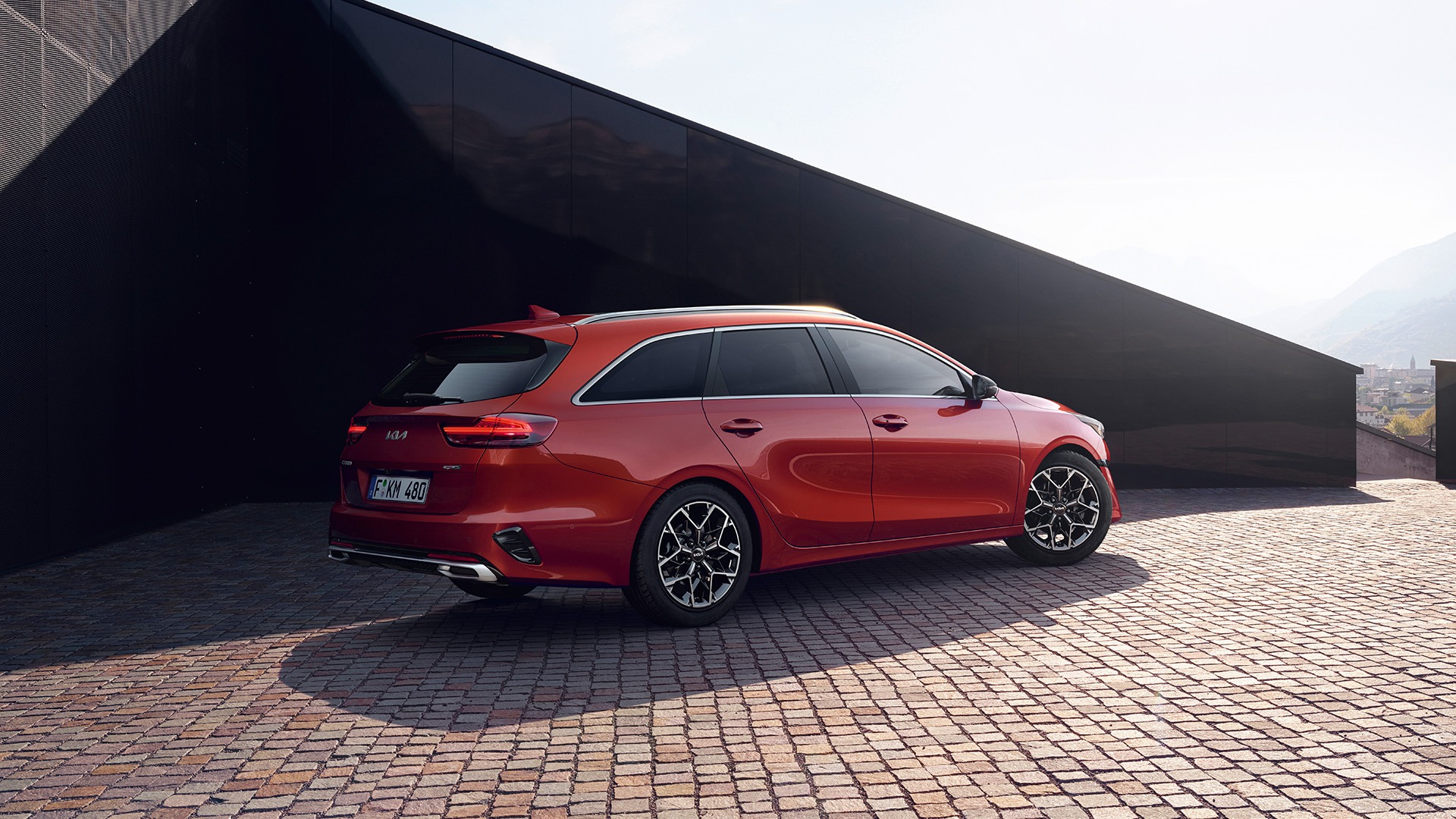 Kia Sportswagon GT-line, rot, Seitenansicht Beifahrerseite hinten